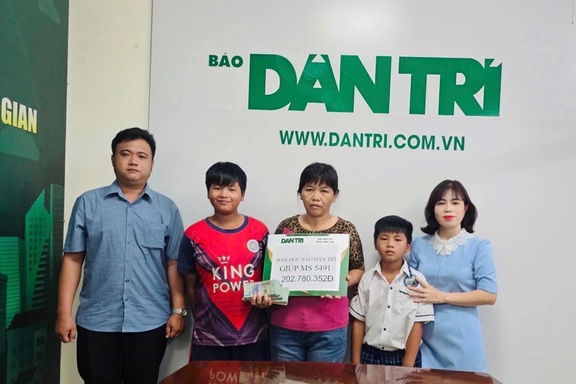 Trao hơn 200 triệu đồng tới cậu bé 15 tuổi bỏ học đi làm nuôi em