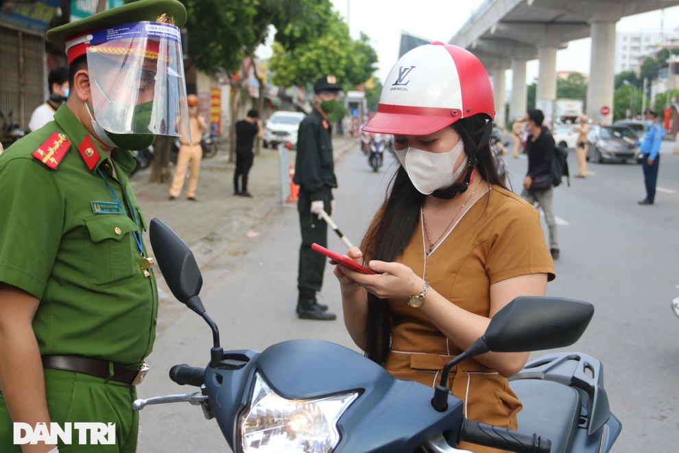 Hàng nghìn người Hà Nội đổ ra đường sau thông báo dùng giấy đi đường cũ - 2 Hàng nghìn người Hà Nội đổ ra đường sau thông báo dùng giấy đi đường cũ - 2