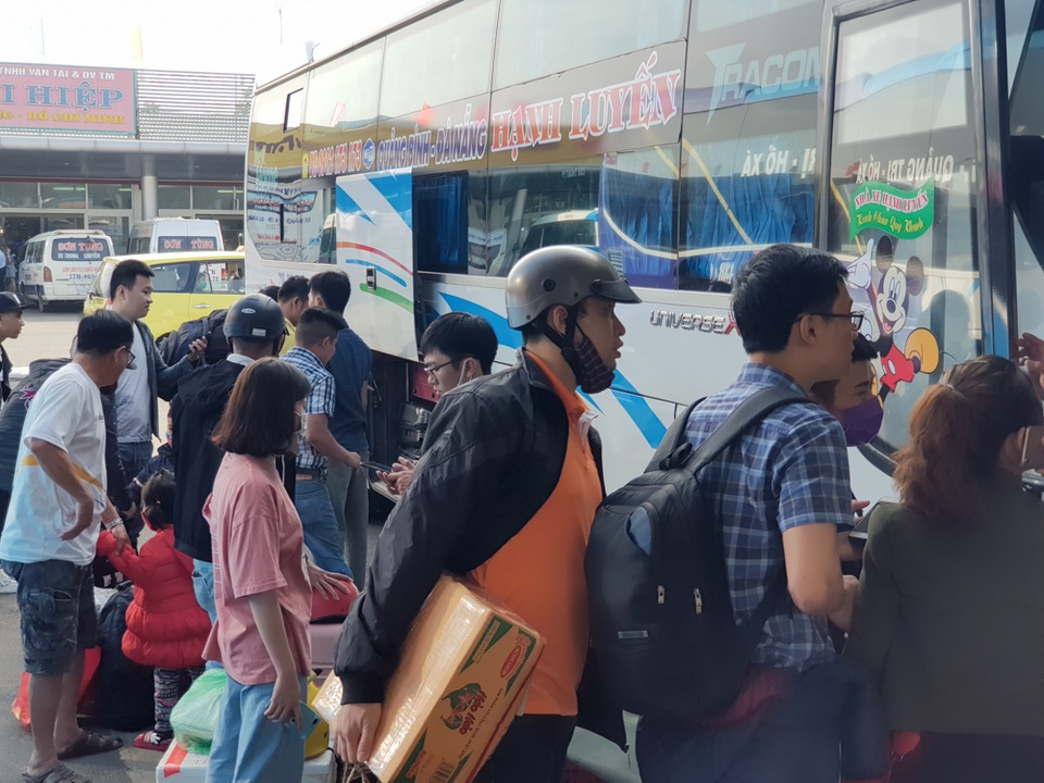 Người dân tay xách nách mang rời Đà Nẵng về quê ăn Tết - 4 Người dân tay xách nách mang rời Đà Nẵng về quê ăn Tết - 4