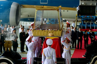 Kính cẩn, xúc động đón linh cữu Đại tướng Lê Đức Anh về đến Sài Gòn