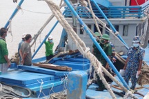 Phát hiện tàu vận chuyển 40.000 lít dầu không rõ nguồn gốc trên biển