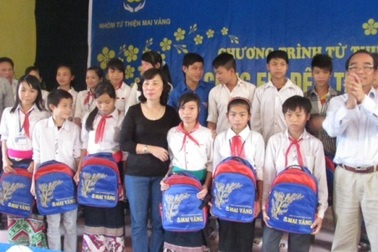 Trao gần 300 suất quà đến học sinh vùng cao