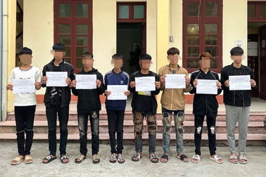 Nhóm học sinh lạng lách xe máy, thách thức CSGT để "thử cảm giác mạnh"