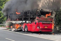 Xe khách cháy ngùn ngụt, 22 người nhanh chóng thoát thân