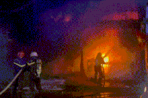 Cháy cửa hàng FPT Shop ở TPHCM, nhân viên ôm đồ tháo chạy