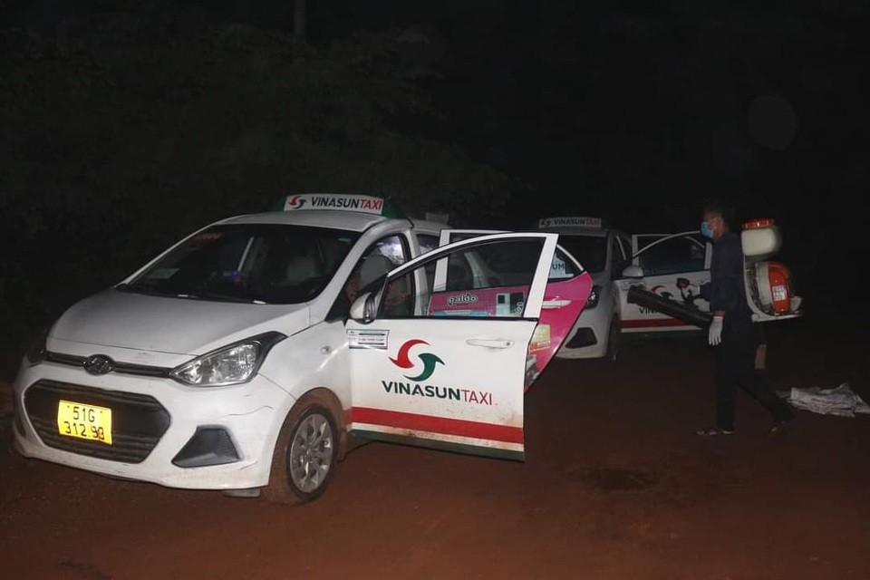 Tóm gọn 2 xe taxi chở nhóm người nước ngoài nhập cảnh trái phép - 2 Tóm gọn 2 xe taxi chở nhóm người nước ngoài nhập cảnh trái phép - 2