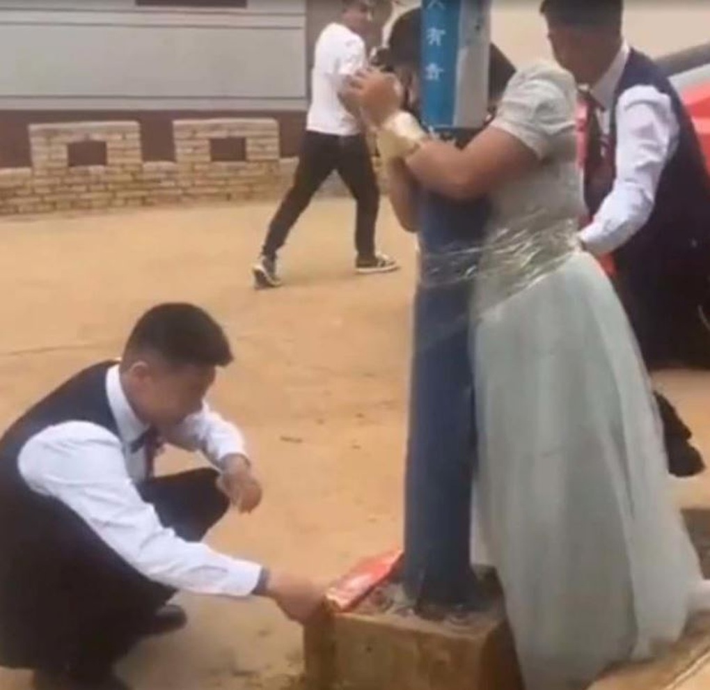 Phù dâu Trung Quốc bị nhóm thanh niên trói vào cột đèn, đốt lửa gây phẫn nộ - 1 Phù dâu Trung Quốc bị nhóm thanh niên trói vào cột đèn, đốt lửa gây phẫn nộ - 1
