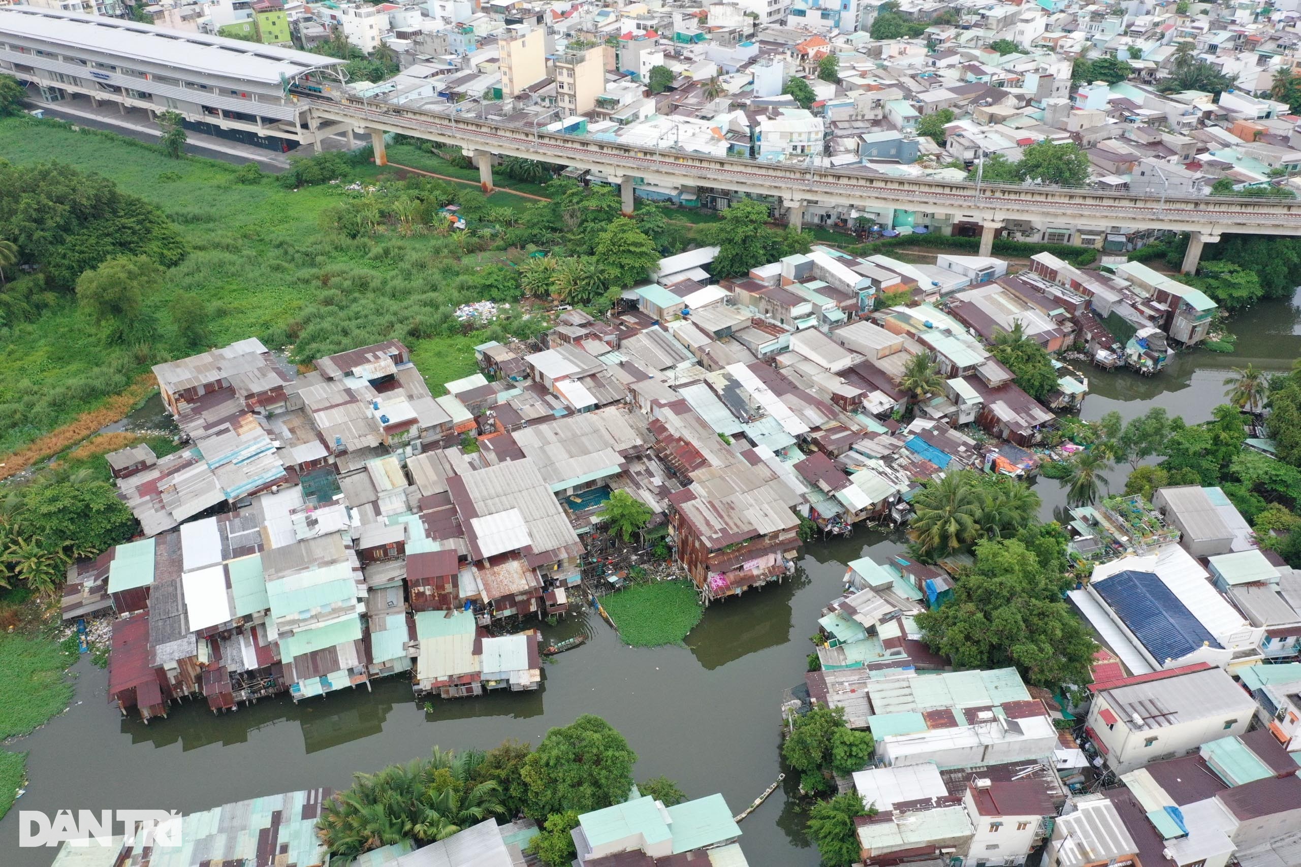 Cuộc sống tạm bợ trong những căn nhà ven kênh ở TPHCM - 1