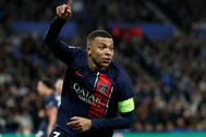 Mbappe ghi hai bàn, PSG hiên ngang vào tứ kết Champions League