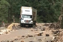 Đất đá ào ào đổ xuống bít kín đường đèo Ô Quý Hồ ở Sa Pa