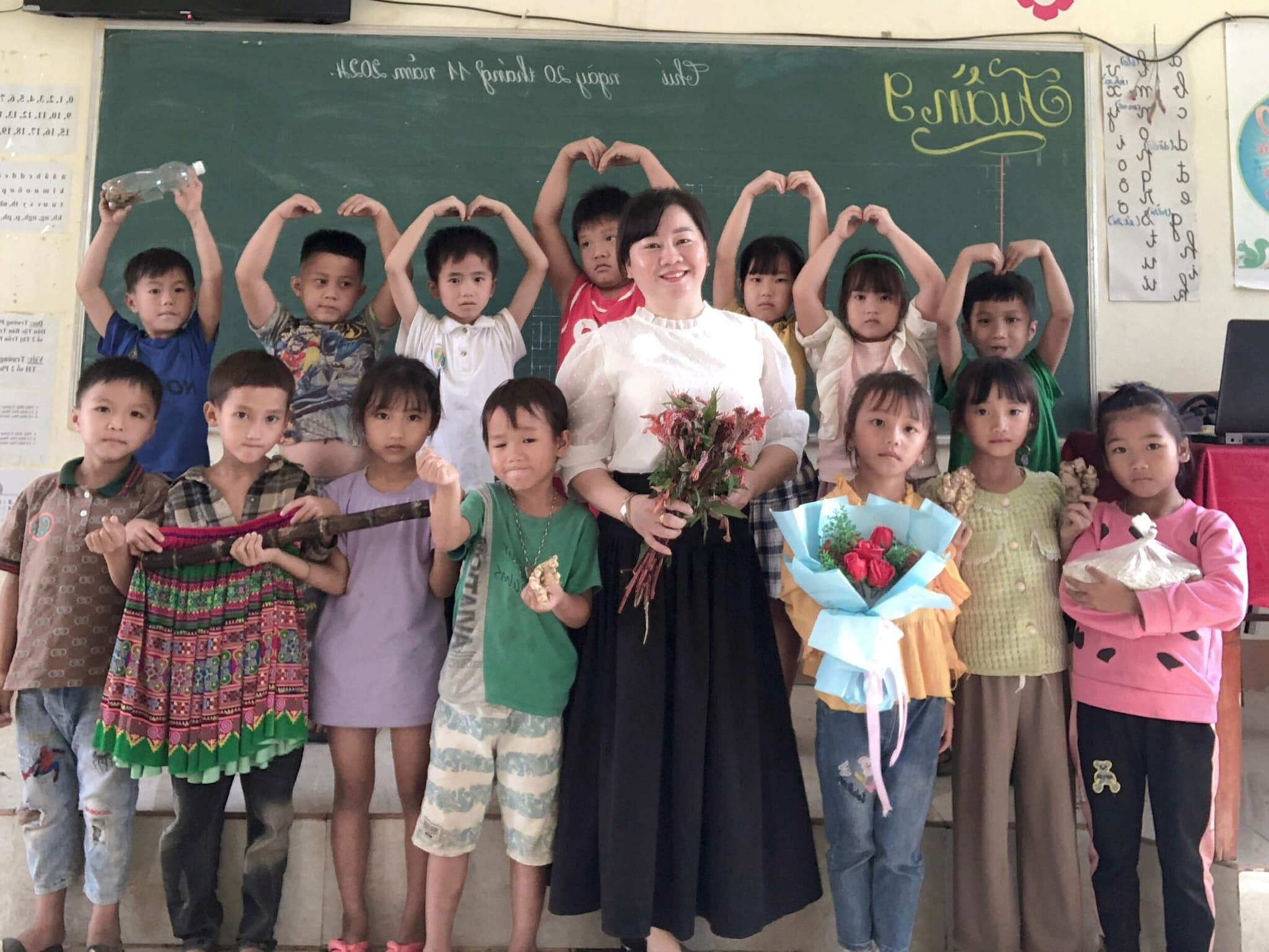 Cô giáo vùng cao khoe món quà 2 con cua, trò chúc cô bò nhanh như con cua - 1 Cô giáo vùng cao khoe món quà 2 con cua, trò chúc cô bò nhanh như con cua - 1