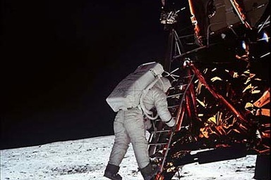 Video: Cuộc "đổ bộ" đầu tiên của con người lên Mặt trăng