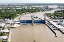 Vận hành tạm thời công trình 500 tỷ đồng ngăn mặn lớn nhất Sóc Trăng