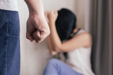 Có nên tiếc người chồng gia trưởng, vũ phu và cờ bạc?