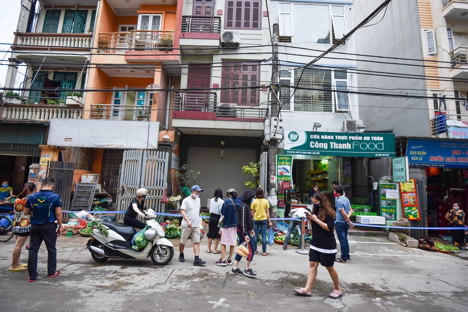 Hà Nội: Chợ dân sinh kẻ vạch, dựng rào phòng dịch Covid-19 - 11 Hà Nội: Chợ dân sinh kẻ vạch, dựng rào phòng dịch Covid-19 - 11
