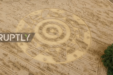 Vòng tròn khổng lồ xuất hiện bí ẩn trên cánh đồng ngũ cốc