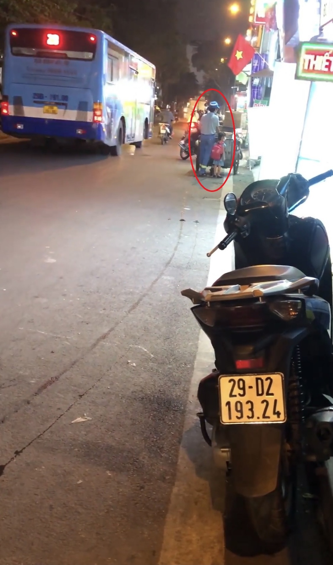 Hà Nội: Bé gái 4 tuổi lẽo đẽo theo người bố lao công đi gom rác trong đêm - 3 Hà Nội: Bé gái 4 tuổi lẽo đẽo theo người bố lao công đi gom rác trong đêm - 3