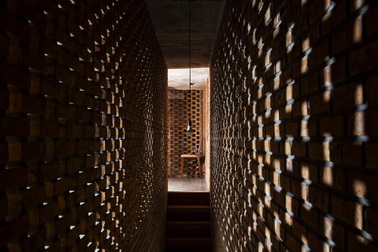 Nhà tổ mối làm bằng gạch nung "nửa kín, nửa hở" đẹp hiếm có ở Đà Nẵng