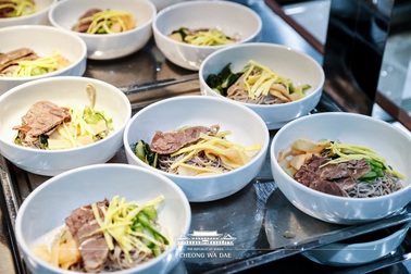 Món mì lạnh Triều Tiên được đưa vào thực đơn phủ tổng thống Hàn Quốc