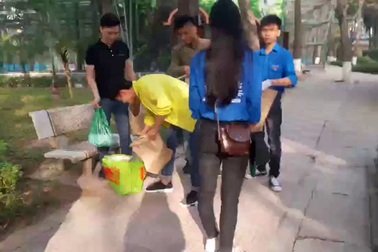 Sinh viên nhặt rác vì môi trường.
