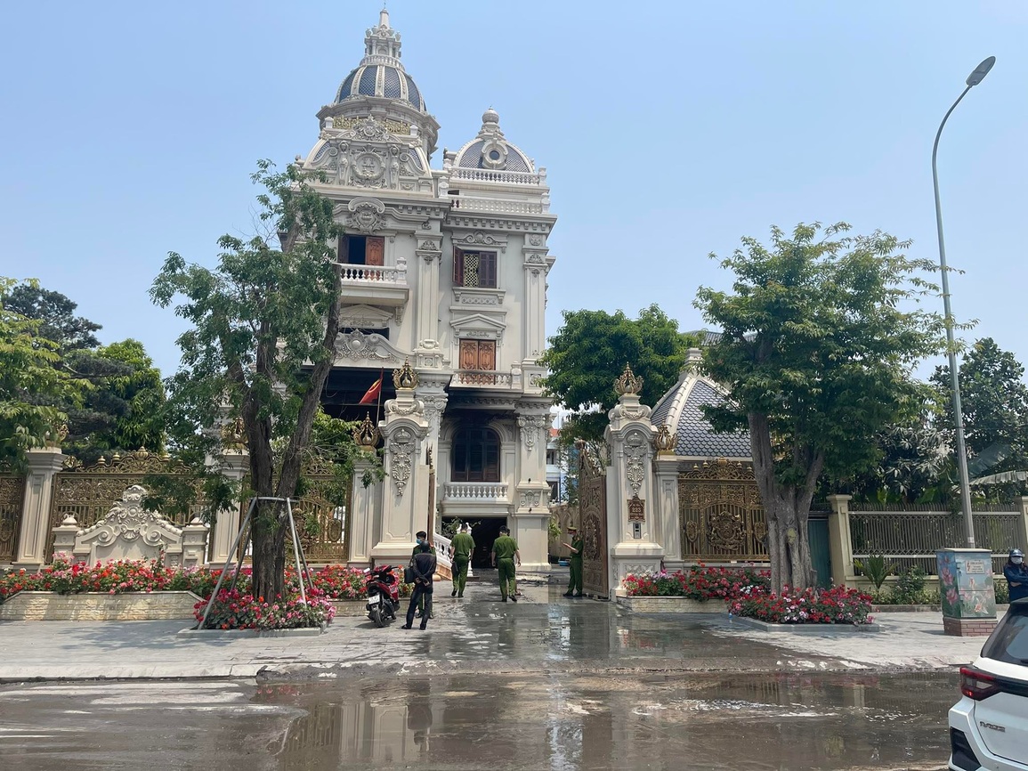 Hình ảnh biệt thự trăm tỷ của đại gia đất mỏ sau vụ cháy - 2 Hình ảnh biệt thự trăm tỷ của đại gia đất mỏ sau vụ cháy - 2