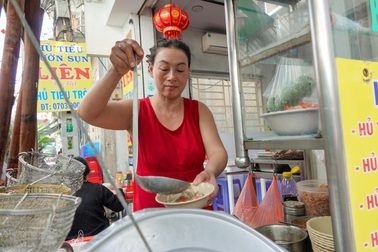 Rau tăng giá nhanh hơn… vàng, chủ quán ăn như ngồi trên lửa