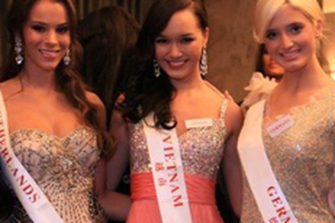 Người đẹp Hoa hậu thế giới tiệc tùng, ca hát