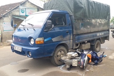 Xe tải chở gỗ bỏ chạy đâm chiến sĩ công an bị thương