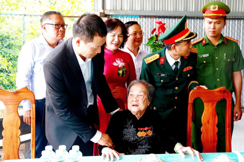Bí thư Vũ Hồng Văn thăm, tri ân Mẹ Việt Nam anh hùng ở Đồng Nai - 1