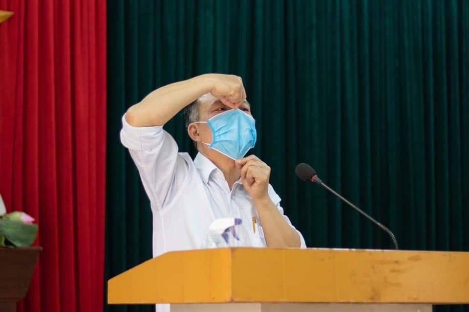 Đoàn trường hỗ trợ đo nhiệt độ, phát khẩu trang cho sinh viên - 7 Đoàn trường hỗ trợ đo nhiệt độ, phát khẩu trang cho sinh viên - 7