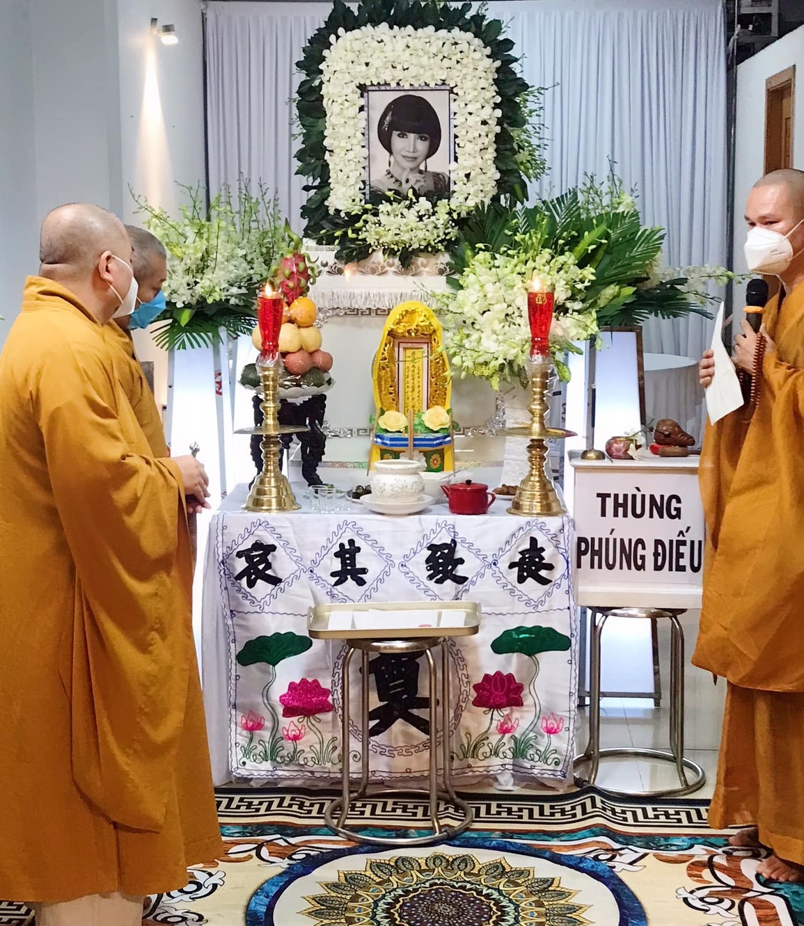 Chồng nghệ sĩ Thanh Kim Huệ thẫn thờ trong lễ tang vợ - 4 Chồng nghệ sĩ Thanh Kim Huệ thẫn thờ trong lễ tang vợ - 4