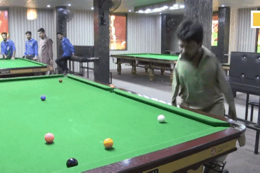 Kinh ngạc trước kỹ năng chơi bi-a bằng đầu của người đàn ông không tay