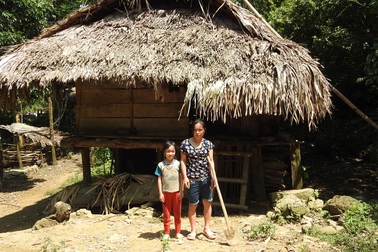 Cuộc sống "rách nát" của 2 mẹ con đơn thân người dân tộc Tày