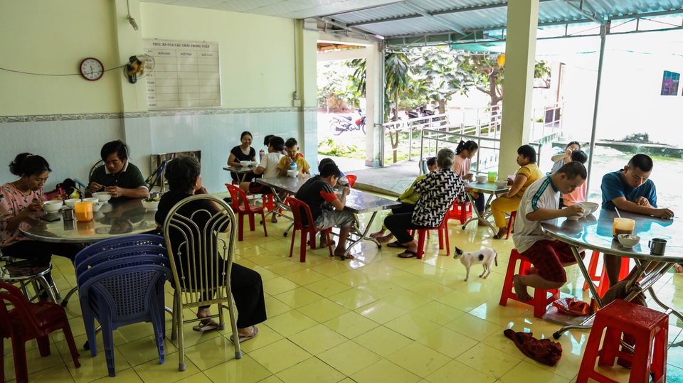 Hết lòng vì những đứa trẻ mang nỗi đau da cam - 8 Hết lòng vì những đứa trẻ mang nỗi đau da cam - 8