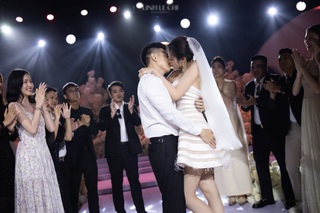 Hoa hậu Đỗ Thị Hà và chồng doanh nhân "khóa môi" tình tứ tại lễ cưới Hà Nội - 14