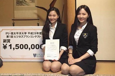 Cặp song sinh 9X khả ái, đa tài mang “hơi Tết” sang Nhật