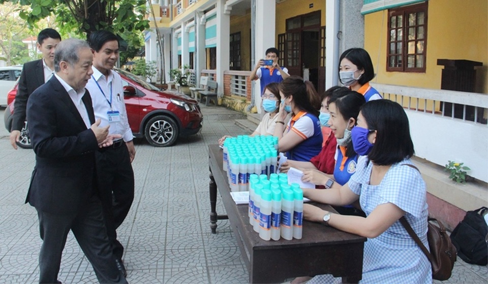 Chủ tịch tỉnh Thừa Thiên Huế kiểm tra công tác phòng dịch của nhà trường - 12