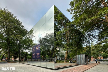 Độc đáo khối gương kính 3D khổng lồ triển lãm ở vườn hoa Hà Nội