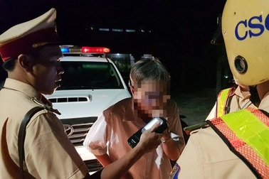 Cảnh cáo, giáng chức cán bộ huyện say "bí tỉ" lái ô tô vào đường cấm