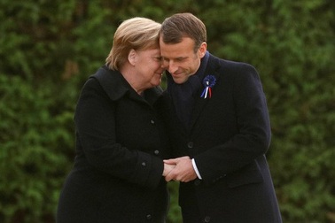 Thủ tướng Đức Merkel “bối rối” vì bị nhầm là Đệ nhất phu nhân Pháp