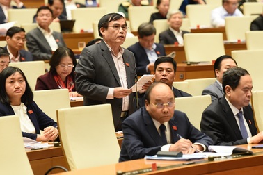 Băn khoăn chuyện đại biểu Quốc hội "ăn cây táo, rào cây sung"