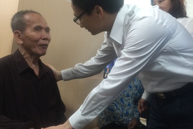 "Chính sách y tế bao năm qua chỉ nghiêng về thầy thuốc..."