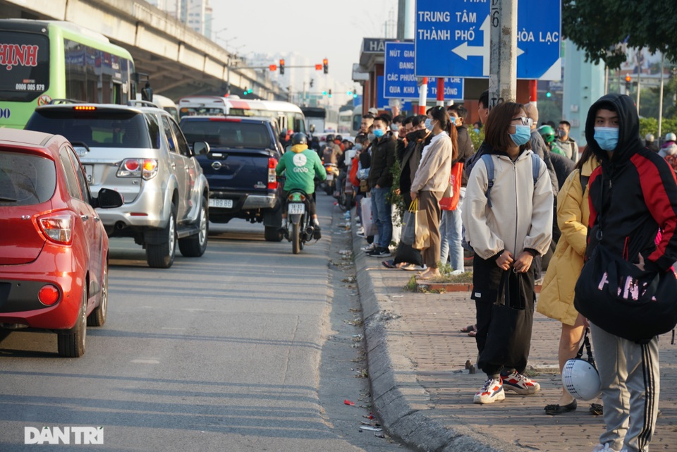 Đường Hà Nội ùn tắc kéo dài từ trên cao xuống dưới thấp chiều cuối năm - 14