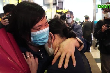 300 người Việt ở Ukraine về nước trong vòng tay gia đình, người thân