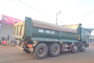 Xe tải né trạm cân, “mặc sức” hành tuyến tỉnh lộ gần 1000 ổ gà, ổ voi