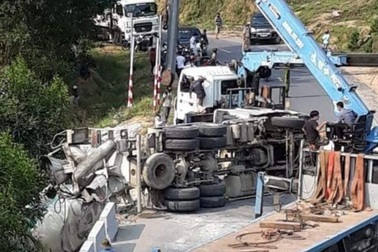 Xe chở bê tông lật xuống vực, tài xế tử vong trong cabin