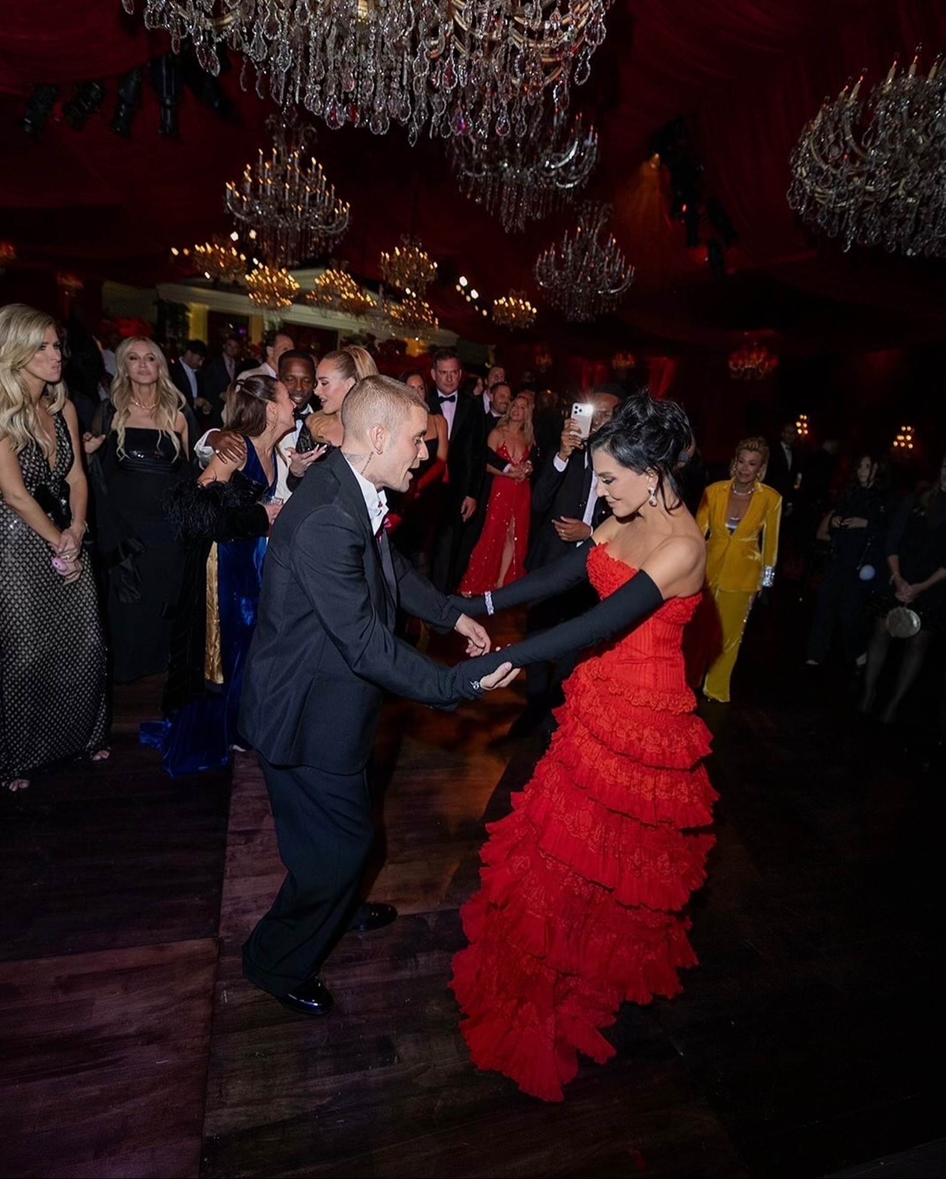 Giới siêu giàu, ngôi sao hạng A Hollywood đổ bộ bữa tiệc nhà Kardashian - 8