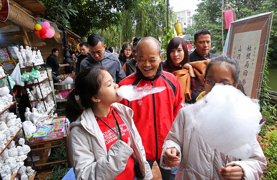 Nườm nượp người xếp hàng xin chữ đầu năm tại Văn Miếu - 8