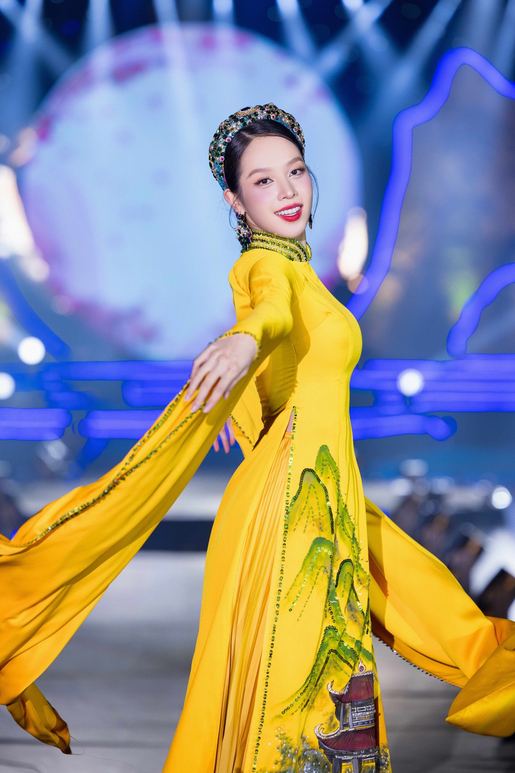 Hoa hậu Thanh Thủy trình diễn áo dài xuân tại Phố cổ Hoa Lư - 3 Hoa hậu Thanh Thủy trình diễn áo dài xuân tại Phố cổ Hoa Lư - 3