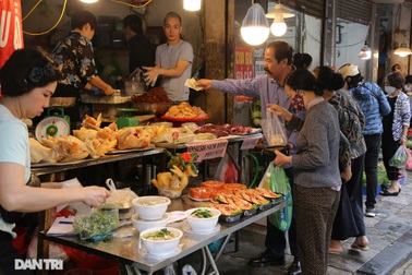 Chợ Hàng Bè sôi động ngày rằm tháng Giêng dù dịch Covid-19 hoành hành